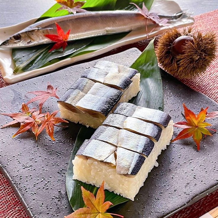 季節のおすすめ　【 秋刀魚すし 】