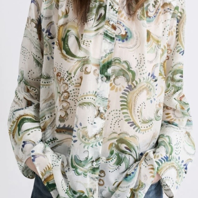 プリントが映える主役ブラウス