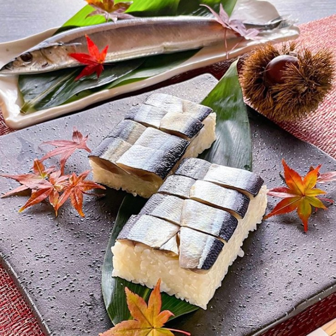 季節のおすすめ　【 秋刀魚すし 】