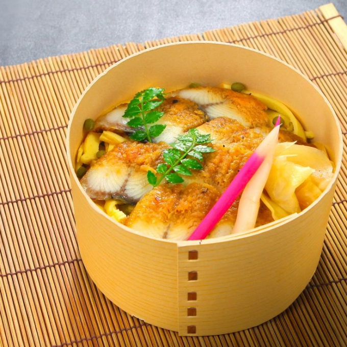 ７月のおすすめ　【 鰻ちらし 】