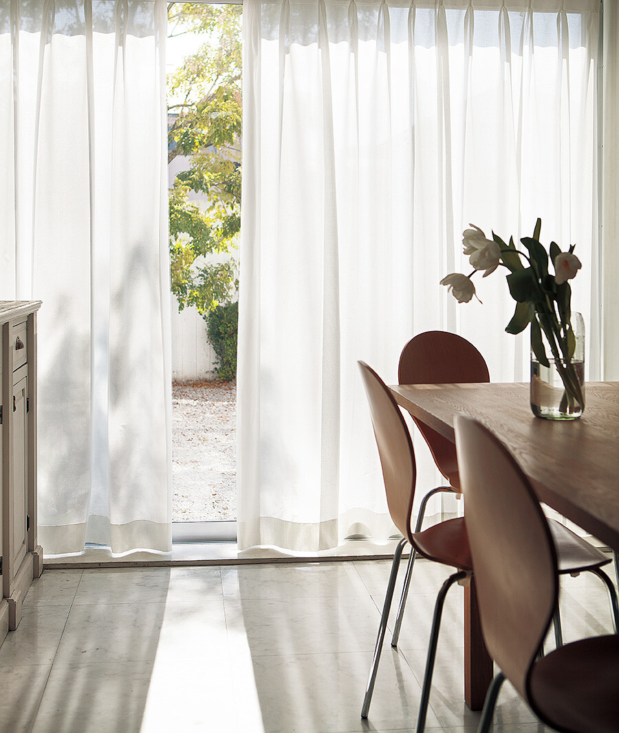 窓辺から室内空間を清浄化する花粉キャッチカーテン