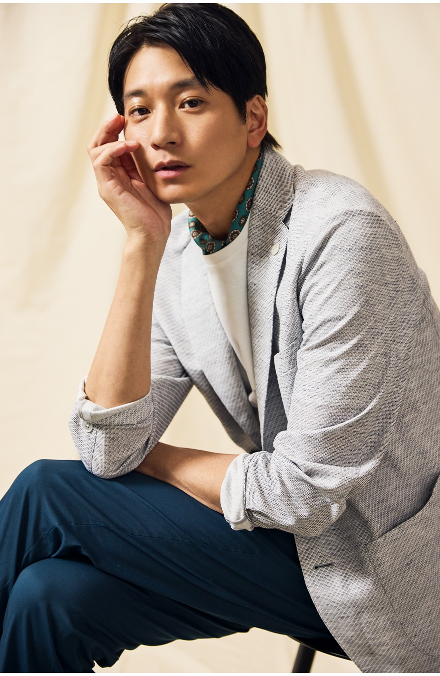  向井理さんが着る、ダーバンの春夏カジュアルコレクション