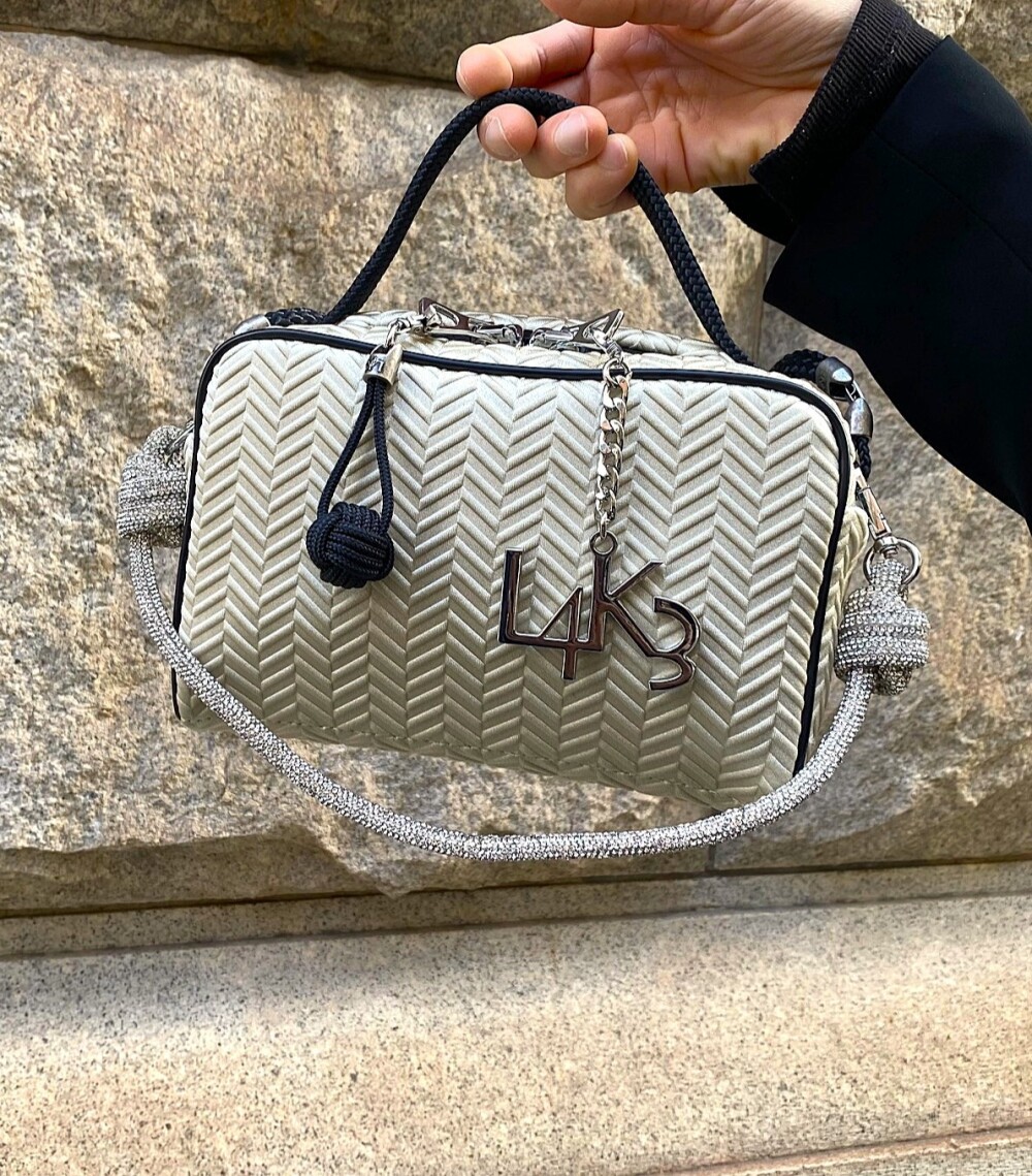 さりげない煌めきで華やかに！