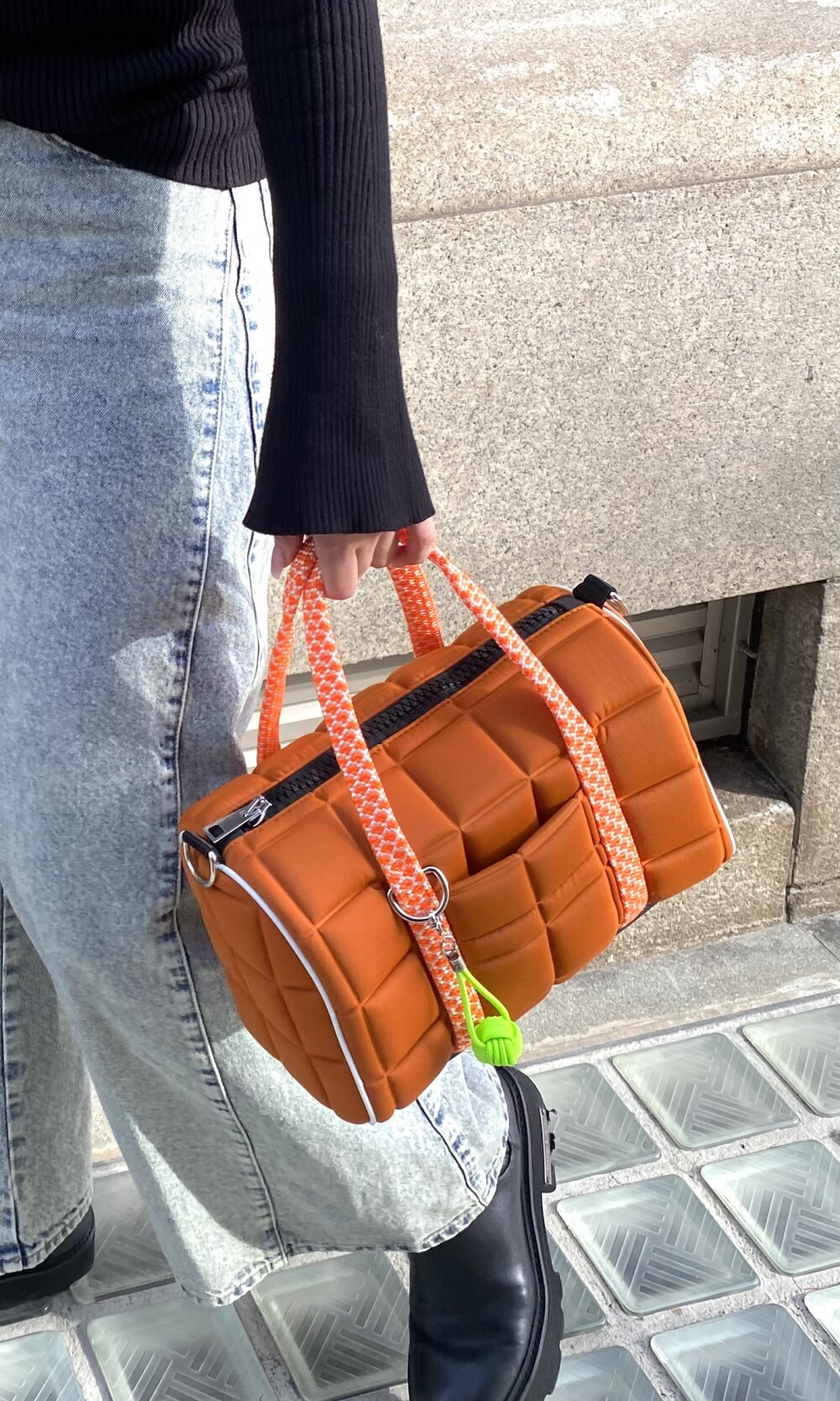 手元を彩る機能性バッグ