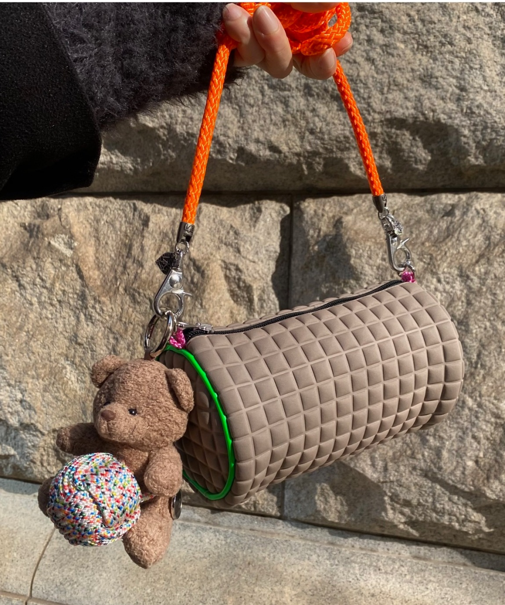 馴染みやすいカラーでコーデのアクセントに！