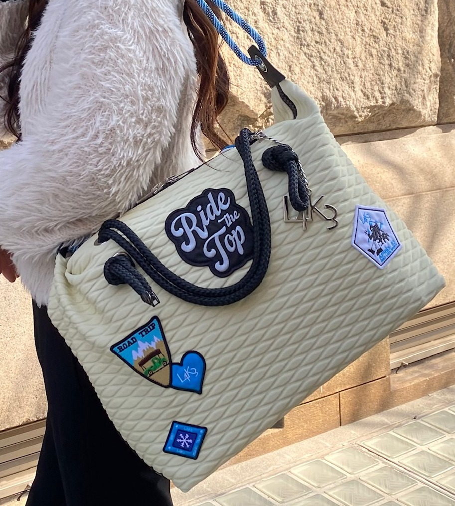 ファッションにプラスして柔らかい印象に！