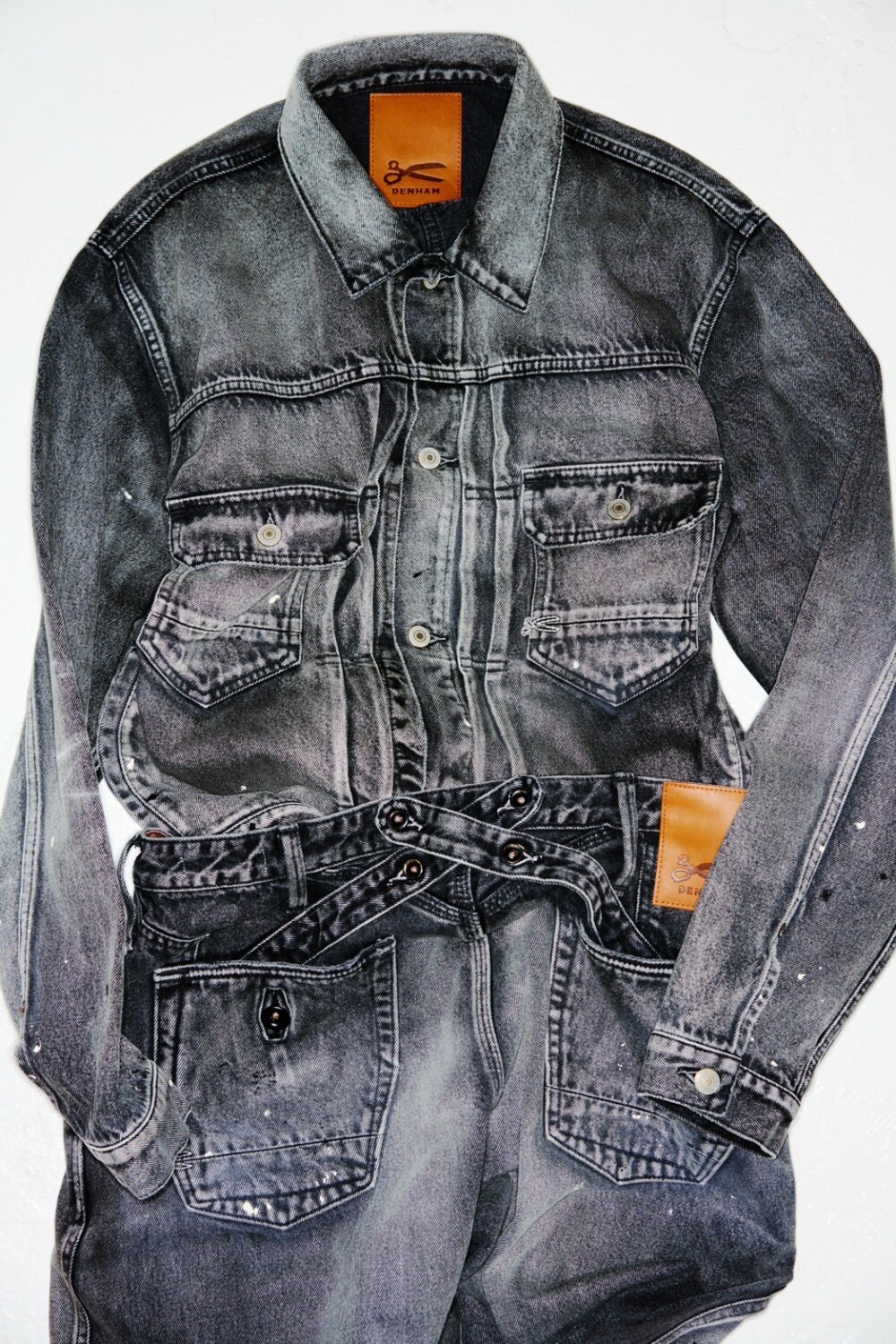 ブラックデニムで魅せる大人スタイル