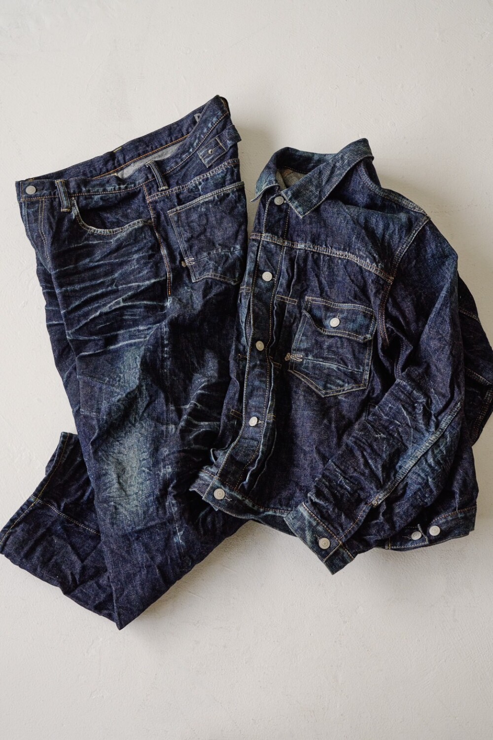 長く愛せる1本を。日本製デニムで作る大人のカジュアルスタイル。