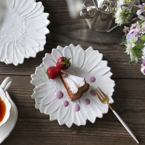 イタリアVirginia Casaからお花が咲いたようなデザインの陶器をご紹介