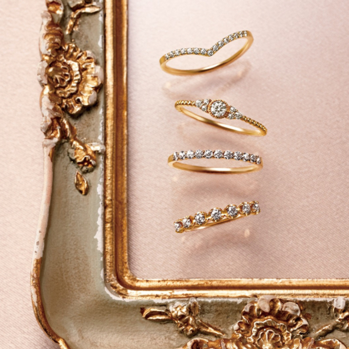 贅沢な輝きを放つ モアサナイトリング