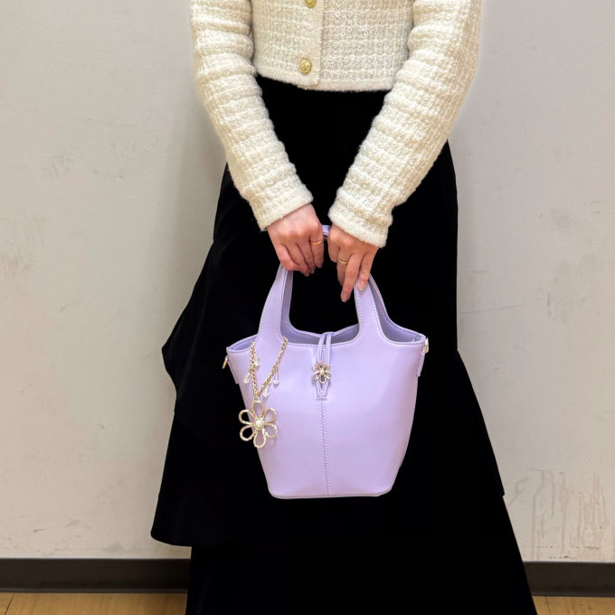 フラワーモチーフの金具がオシャレで可愛い💖バケツ型ハンドバッグ