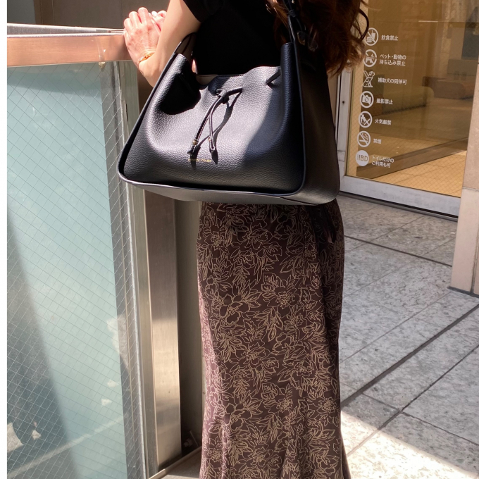 収納力抜群👏トレンドバッグ🖤
