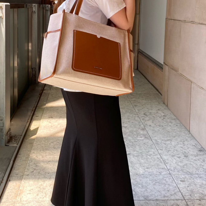 異なる素材感がオシャレ✨マルチなA4トート🤎