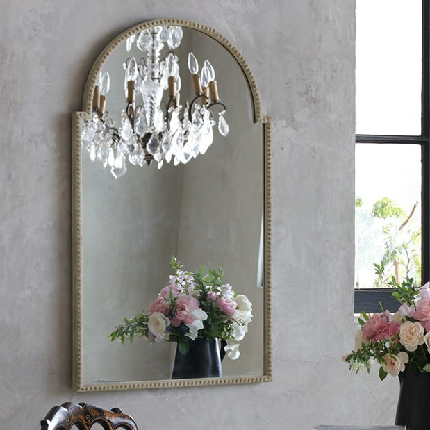 春の光を映し出す、窓のようなミラーをご紹介