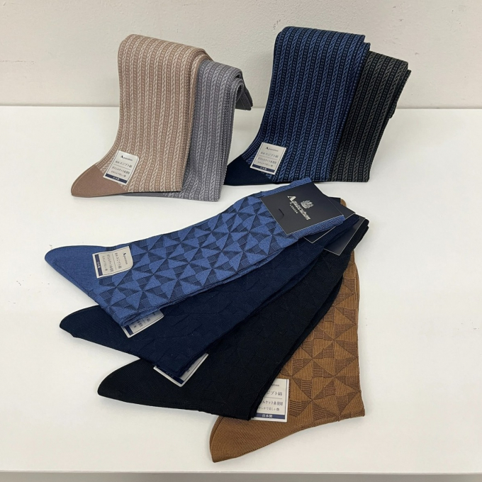 春の装いに Aquascutumの新色ソックス