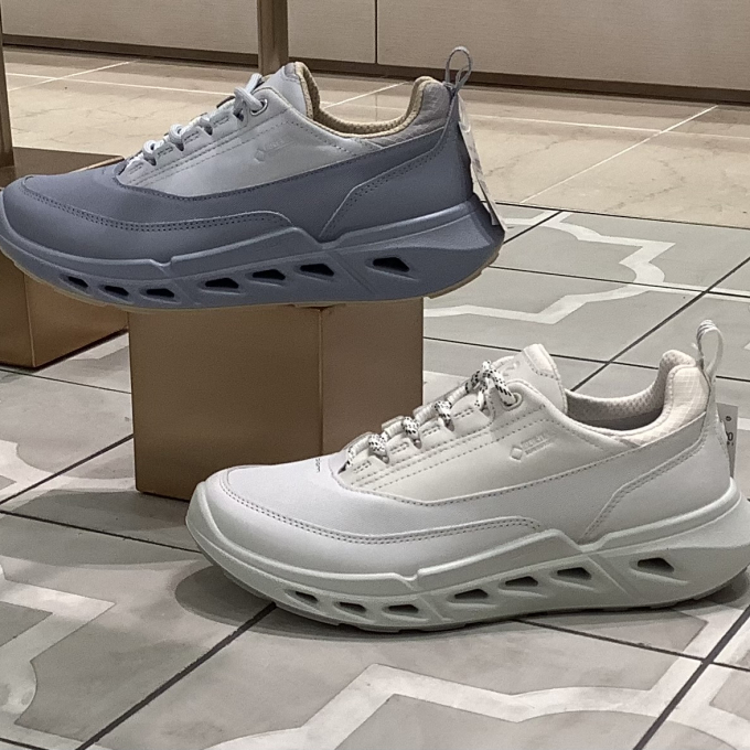 GORE-TEX スニーカー