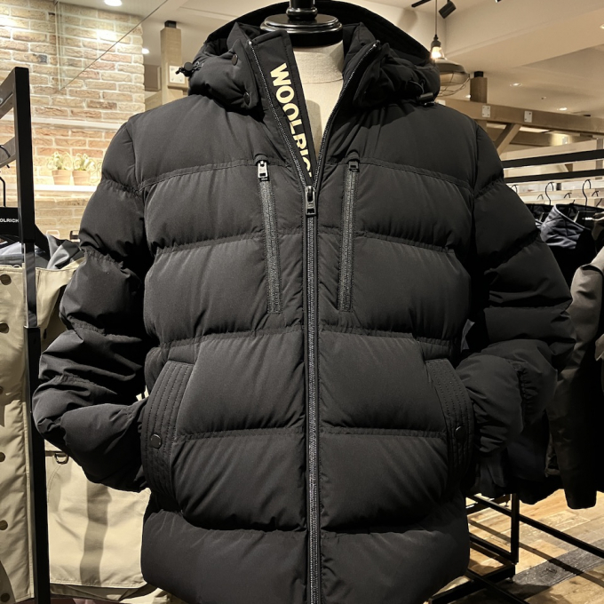 【WOOLRICH】もっちりしたストレッチ素材「マットストレッチパファー ジャケット」