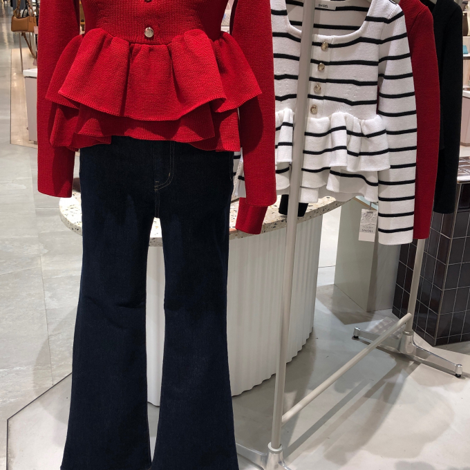 ♡美シルエットが魅力♡ペプラムニットプルオーバーのご紹介🧶
