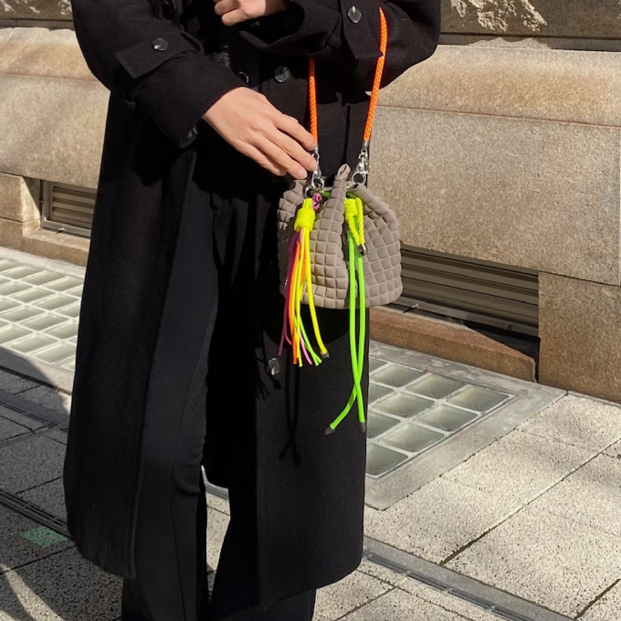 アクセサリー感覚で持てる小さめバック