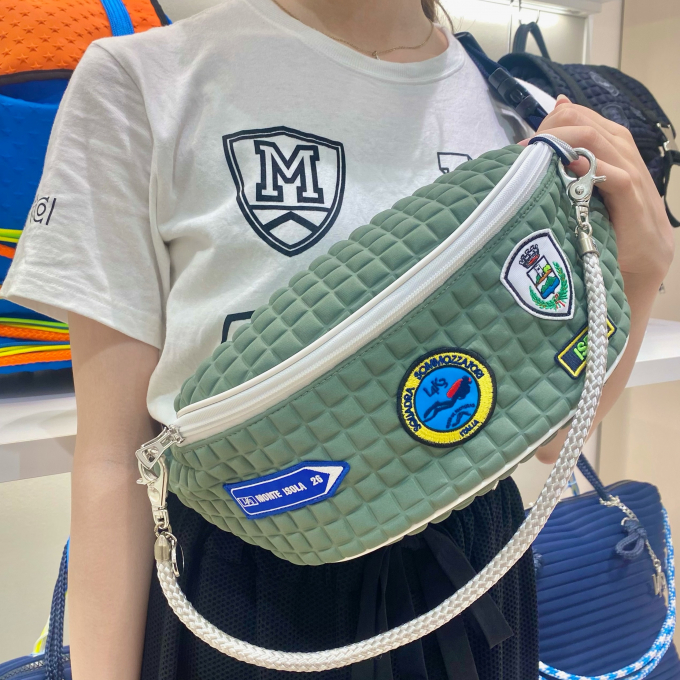 カジュアルに動けるスリングバッグ