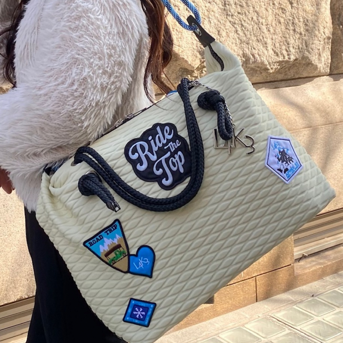 ファッションにプラスして柔らかい印象に！