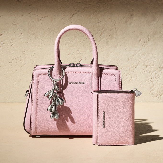 ＜MICHAEL KORS＞春の訪れを彩る日本限定「ラッキーチャーム カプセル」が登場