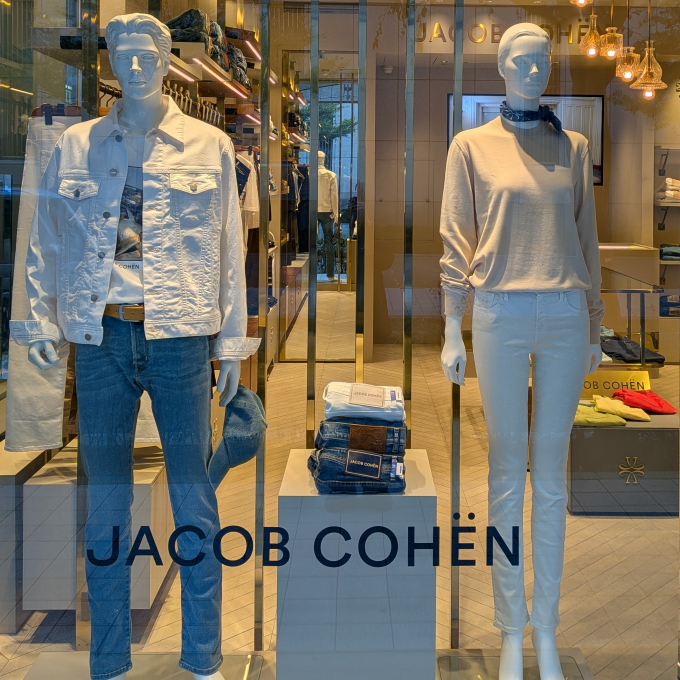 クリーンを纏う大人のホワイトデニムジャケット