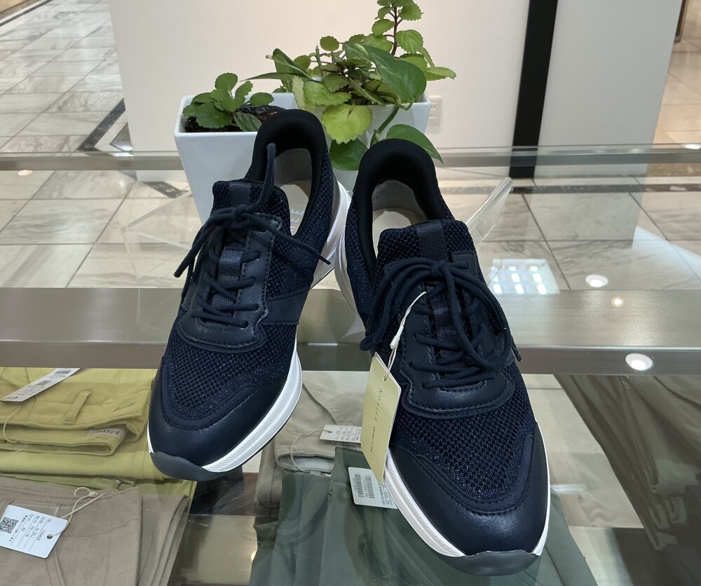 ストレッチスニーカー