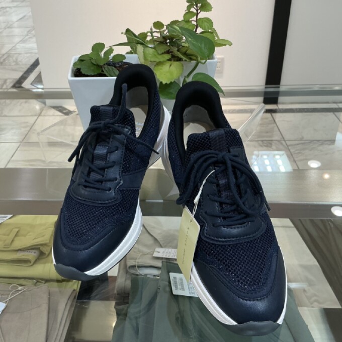 ストレッチスニーカー