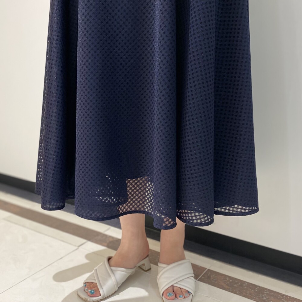 梅雨の時期もトレンドのシアーアイテムでオシャレを楽しんで！