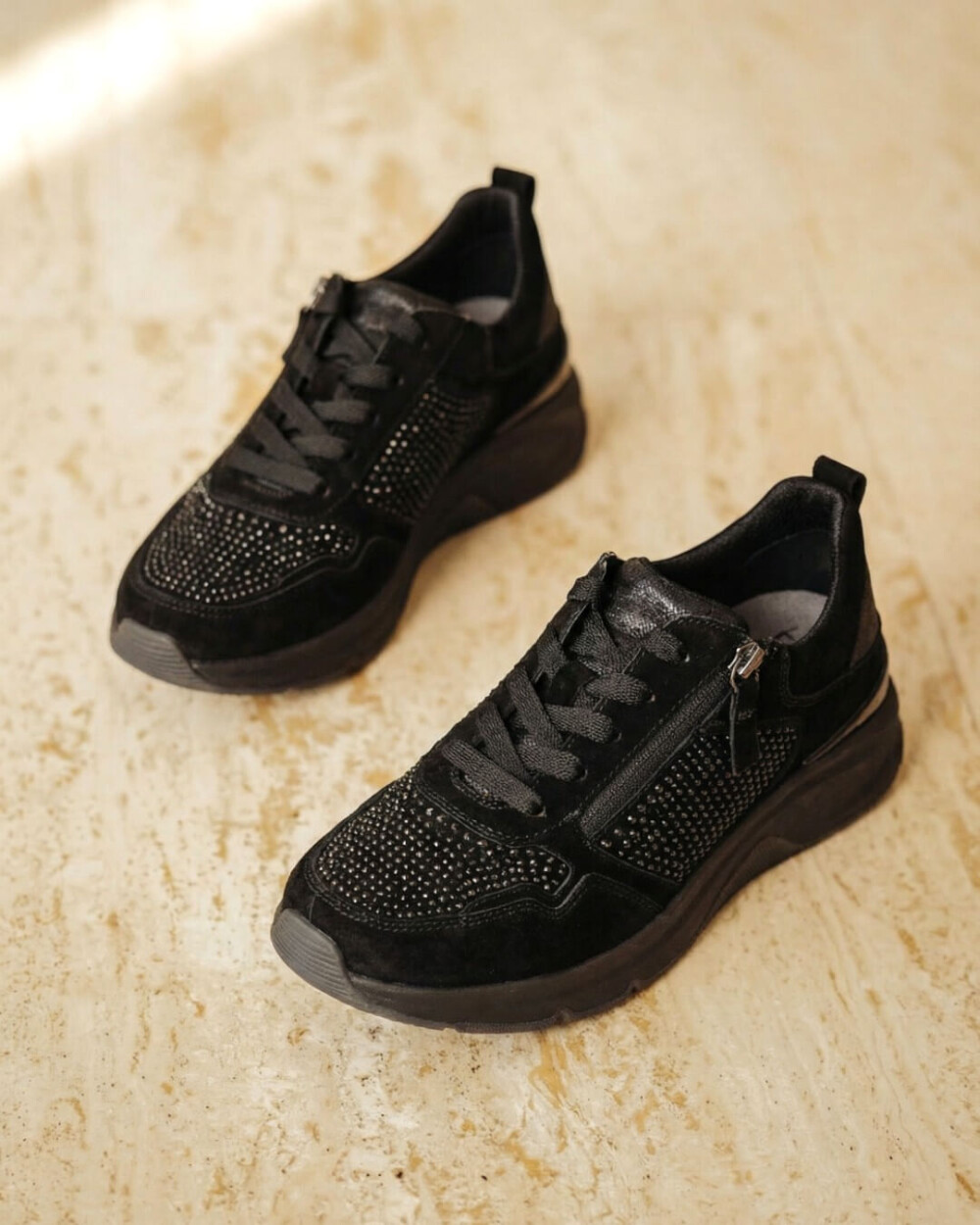 秋服に映える🍂大人カジュアルを格上げする《綺麗め》高機能スニーカー👟