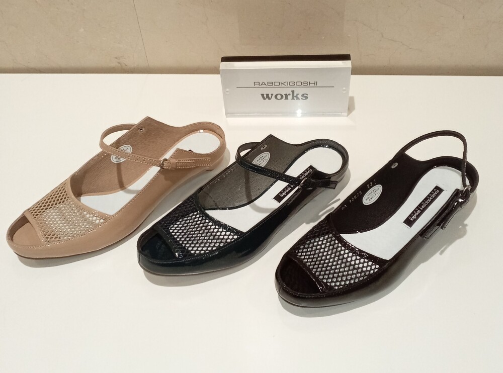 works足元スッキリ２wayバックベルトパンプス