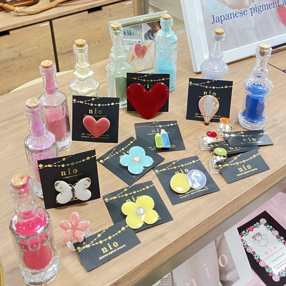 〈志賀理佳〉山ぶどうのかごや ＆ 日本画絵具アクセサリー〈nio〉
