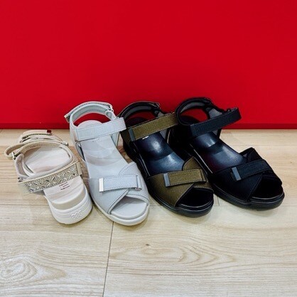 【新作入荷】高級感あふれるビジューサンダル。
