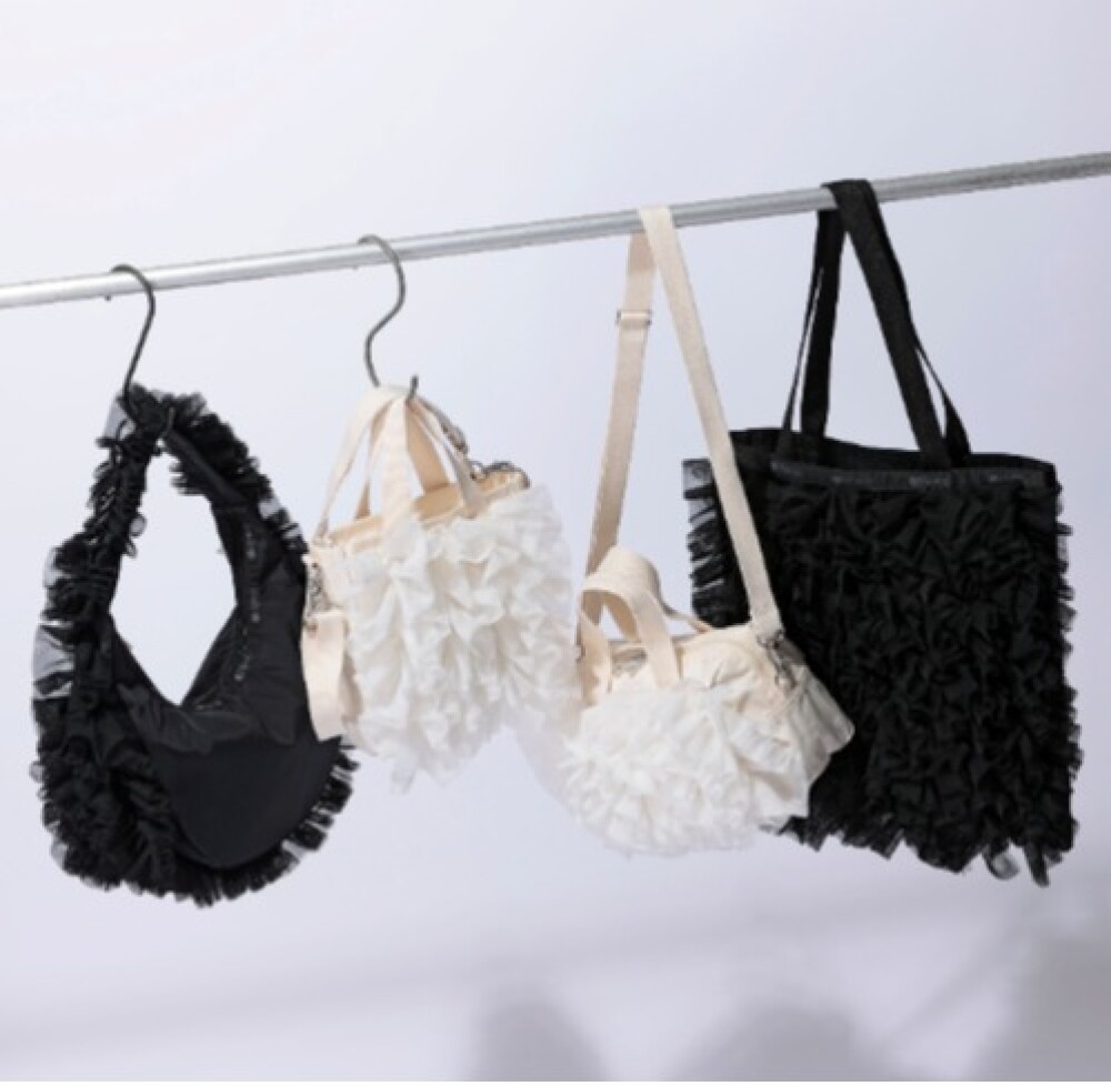 ラッフルが華やかな新コレクション