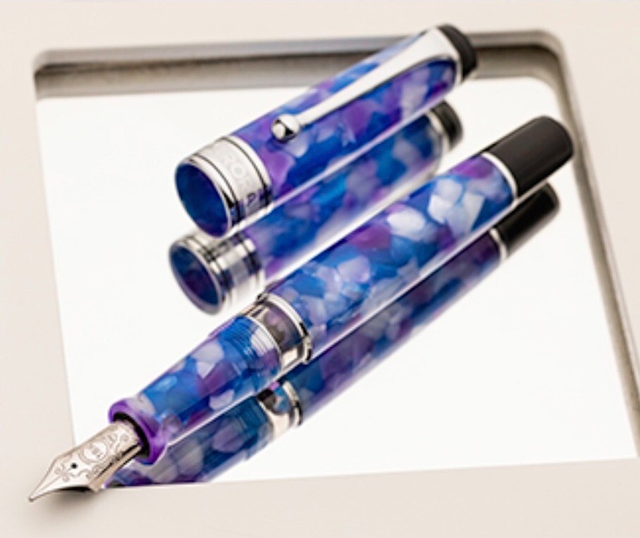 アウロラ社限定品カレイドスコーピオ・ルーチェブルーの万年筆とボールペンをご紹介致します。