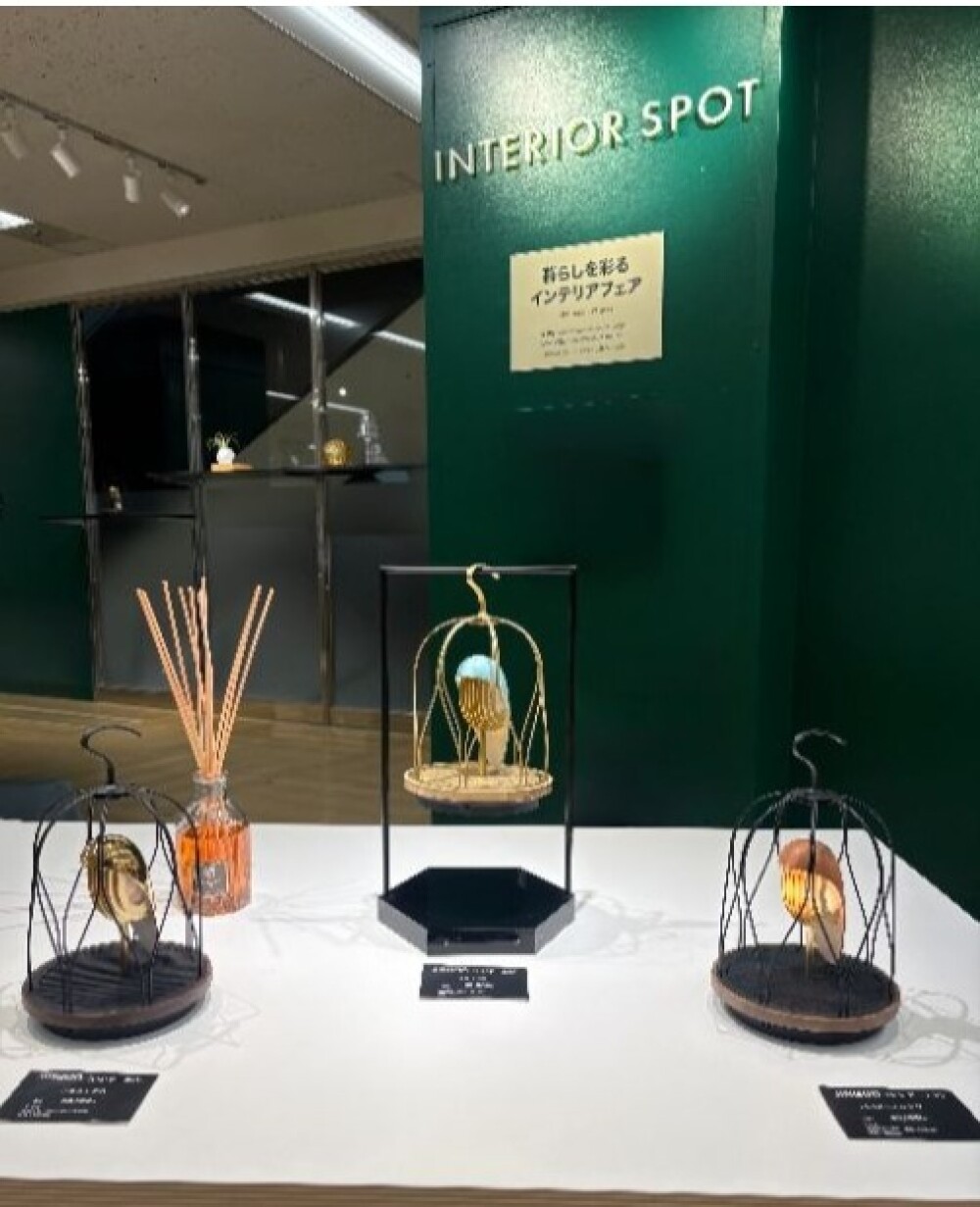 小鳥のさえずりに癒され、宙に浮くグリーンに驚く！？