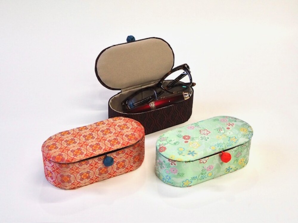 『金襴（絹織物）でつくる小箱づくり体験』：誉勘商店（こんかんしょう てん）