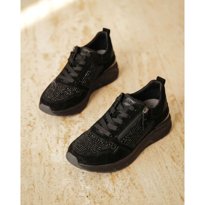 秋服に映える🍂大人カジュアルを格上げする《綺麗め》高機能スニーカー👟