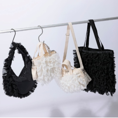 ラッフルが華やかな新コレクション
