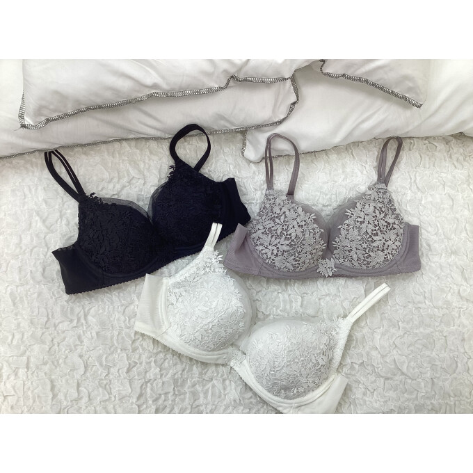 *+表情豊かなレースが胸元を華やかに+*