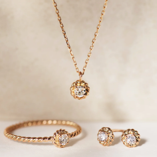 晴れを彩る個性豊かなダイヤモンドジュエリー