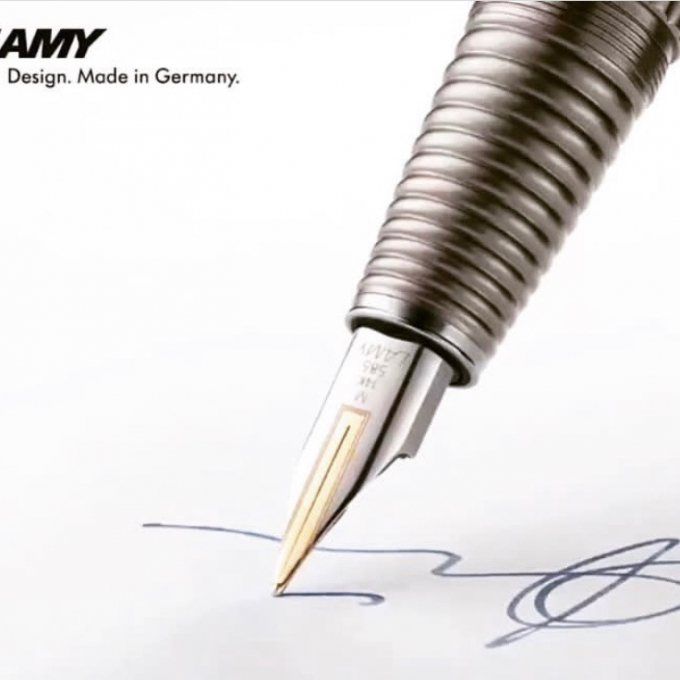 ドイツの筆記具メーカー LAMY社のimporium万年筆をご紹介させていただきます。