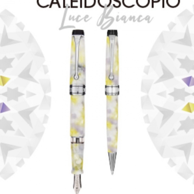 アウロラ社限定品『Caleidoscopio Luce Bianca(カレイドスコーピオ・ルーチェビアンカ)』の万年筆とボールペンをご紹介致します。
