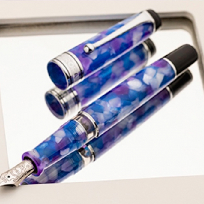 アウロラ社限定品カレイドスコーピオ・ルーチェブルーの万年筆とボールペンをご紹介致します。