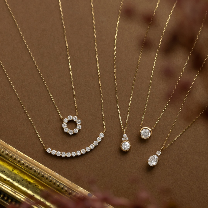 胸元にラグジュアリーな輝きを✨