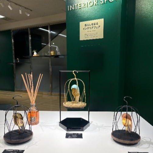 小鳥のさえずりに癒され、宙に浮くグリーンに驚く！？