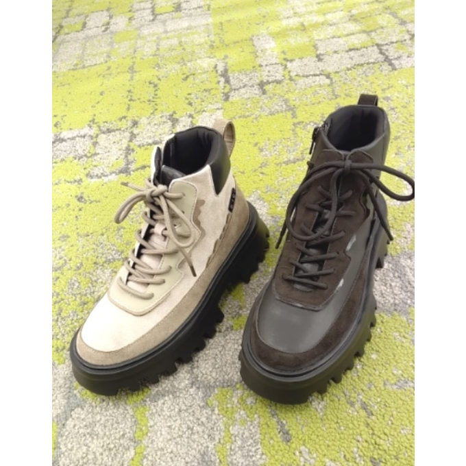 【新入荷】ハイカットスニーカー👟【ディッシィ】