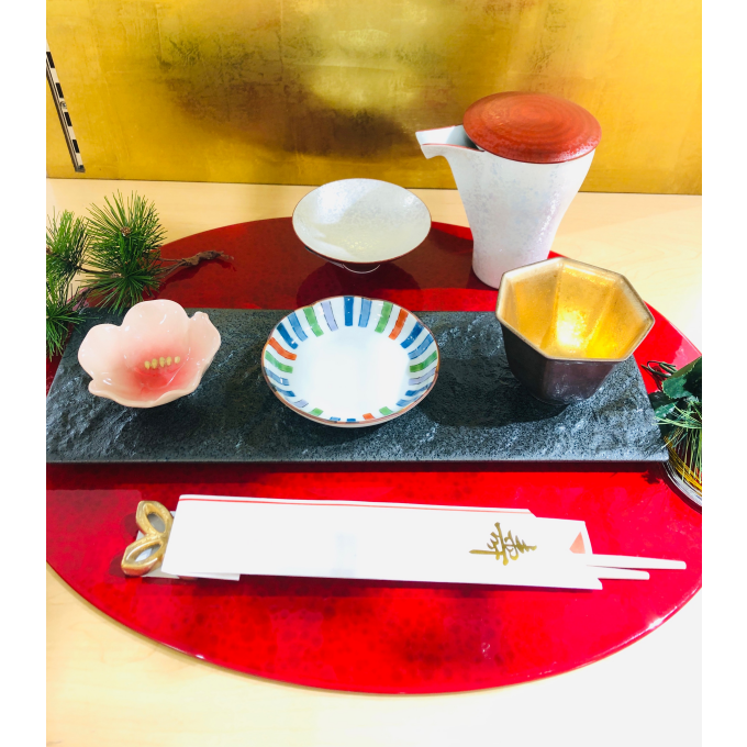 迎春の食器が並びました❣️