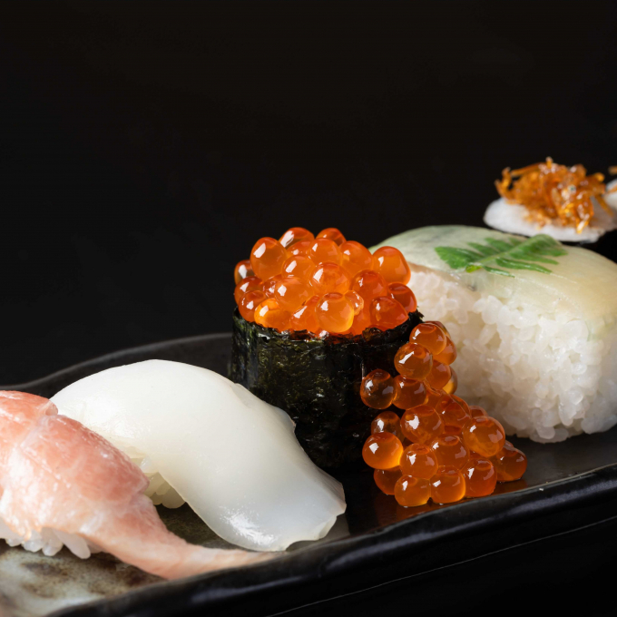 寿司職人が握る、1皿1,320円のお任せ寿司！